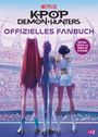 Text: „KPOP DEMON HUNTERS OFFIZIELLES FANBUCH. RÄTSEL, TESTS UND ÜBER 50 STICKER.“ Drei stilisierte Figuren im Stadion.