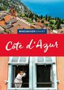 "Côte d'Azur" in weißer Schrift auf rotem Hintergrund. Oben Küstenansicht, unten Hund am Fenster mit blauen Läden.
