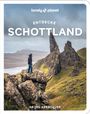 „Entdecke Schottland“ oben, „Ab ins Abenteuer“ unten. Eine Person steht auf Felsen, dahinter dramatische Hügel.