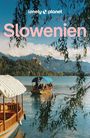 "Slowenien" in großen Buchstaben, darunter ein See mit Booten, Berge im Hintergrund und herabhängende Zweige.