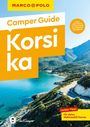 MARCO POLO, Camper Guide Korsika, Insider-Tipps. Küstenszene mit Straßenschildern und Wohnmobil.