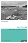 "Upcycling: Eine Soziologie vom Wert des Wertlosen" von Marco Hohmann. Oben: Wiese mit verstreutem Müll. Unten: blaues Feld.