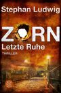 "Stephan Ludwig Zorn Letzte Ruhe Thriller." Eine beleuchtete Brücke bei Sonnenuntergang mit herabgefallenen Blättern und Laternen.
