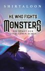 "He Who Fights with Monsters: Die Stadt der gefallenen Echos." Silhouette einer Figur vor einer farbenfrohen Landschaft.