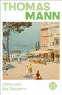 „Thomas Mann – Mario und der Zauberer“. Eine sommerliche Straßenszene am Meer mit Menschen, einem Café und Segelbooten.