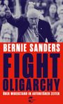 "BERNIE SANDERS FIGHT OLIGARCHY. ÜBER WIDERSTAND IN AUTORITÄREN ZEITEN." Mensch spricht leidenschaftlich am Mikrofon.