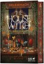 "The House Witch", oben. "Der Spion des Königs" unten. Ein opulenter Tisch mit Speisen, einer Katze, Kerzen und Pflanzen.
