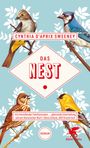 „Cynthia D'Aprix Sweeney - Das Nest“. Vier Vögel sitzen auf Zweigen vor hellblauem Hintergrund, umgeben von weißen Blättern.