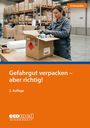 Titel: "Gefahrgut verpacken – aber richtig!", 2. Auflage. Frau verpackt im Lager Karton mit Gefahrgutlabel.