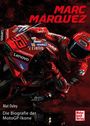 "Marc Márquez" in großer roter Schrift. Ein Rennfahrer in rotem Anzug auf einem Motorrad in einer dynamischen Pose.
