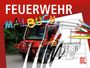 FEUERWEHR MALBUCH. Ein Feuerwehrwagen, halb fotografiert, halb gezeichnet. Buntstifte liegen daneben.