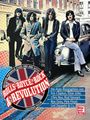 „Rolls-Royce, Rock & Revolution“ steht in einem Kreis mit Union Jack. Vier Männer lehnen an einem Auto.