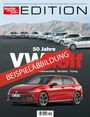 "50 Jahre VW Golf, BEISPIELABBILDUNG. Rote Version vorne, ältere Modelle im Hintergrund vor Berglandschaft."