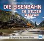 „Die Eisenbahn im Wilden Westen“, historische Lokomotive auf Brücke über Fluss in bewaldeter Berglandschaft.