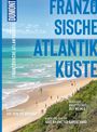 "Französische Atlantikküste" in großen blauen Buchstaben. Strand, Meer, Menschen. Oben links "DUMONT".