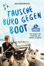 „Jens Brambusch, Tausche Büro gegen Boot, Dumont, Von einem, der ausstieg, um segeln zu gehen.“ Ein Mann, Katze, Hund auf Segelboot.