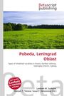 "Betascript Publishing. Pobeda, Leningrad Oblast. Grünes Feld mit Wald im Hintergrund, blauer Himmel."