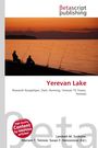 Betascript Publishing. Yerevan Lake. Silhouette von zwei Anglern bei Sonnenuntergang an einem See.