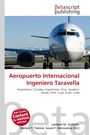 “Aeropuerto Internacional Ingeniero Taravella, Argentinien, Córdoba...” Ein Flugzeug steht auf einer Landebahn, Berge im Hintergrund.