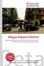„Afigya-Sekyere District“, „Ashanti Region, Ghana“, Mann auf Fahrrad mit Brotkorb im belebten Straßenbild.