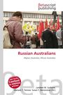 „Betascript Publishing“, „Russian Australians“, „Afghan (Australia), African Australian“. Eine Menschenmenge mit Fahnen.
