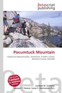 Pocumtuck Mountain, Catamount Massachusetts und weitere Orte; Menschen wandern an einem felsigen Hang mit einem See im Hintergrund.