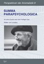 Buchtitel: "SUMMA PARAPSYCHOLOGICA". Untertitel: "50 Jahre Suche nach dem Heiligen Gral, Walter von Lucadou". Fotografie eines lächelnden älteren Mannes mit Brille und Mütze.