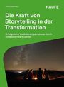 Grüner Hintergrund mit weißem Text: „Die Kraft von Storytelling in der Transformation“. Menschen sitzen um ein Lagerfeuer.