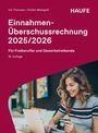 „Einnahmen-Überschussrechnung 2025/2026“ steht groß, darunter „Für Freiberufler und Gewerbetreibende“. Eine Frau mit Laptop.