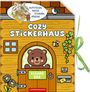 „Aufstellen, Malen, Stickern, Spielen!“ sagt der Vogel. „Cozy Stickerhaus“ steht auf dem Holzhaus mit kleinem Bär.
