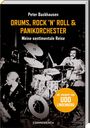 "Drums, Rock ’n’ Roll & Panikorchester" in gelber Schrift. Schwarz-weißes Foto von Musikern auf der Bühne.