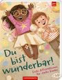 „Du bist wunderbar! Erste Affirmationen für starke Kinder.“ Zwei fröhliche Kinder, ein Mädchen und ein Junge, tanzen.