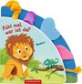 "Fühl mal, wer ist da?" und "Roarrr". Illustration eines Löwen und Chamäleons auf einem Buch. Bunte Filzlaschen.