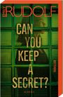 Text: "CAN YOU KEEP A SECRET?" "EMILY RUDOLF" "THRILLER" "SCHERZ". Hintergrund: grüne Glasziegel, Silhouette erkennbar.