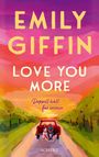 "Emily Giffin - Love You More. Doppelt hält für immer. Scherz." Ein Paar sitzt romantisch auf einem Auto bei Sonnenuntergang.