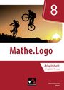 "8 Mathe.Logo Arbeitsheft mit digitalen Übungen" oben. Zwei Radfahrer in Silhouette bei Sonnenuntergang unten.