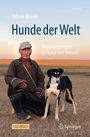 Juliane Bräuer, Hunde der Welt. Forschungsreisen zu Hund und Mensch. Mann in traditioneller Kleidung mit Hund in Steppe.