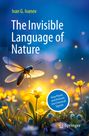 Buchtitel: The Invisible Language of Nature. Autor: Ivan G. Ivanov. Eine Biene schwebt über leuchtenden gelben Blumen bei Abendlicht.