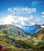 Titel: "ALPENPÄSSE FÜR RENNRADFAHRER". Serpentinenstraße durch alpine Landschaft unter blauem Himmel.
