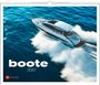 Text: „boote 2027“. Ein Motorboot fährt schnell über blaues Wasser, aufgewühlte Wellen an den Seiten.