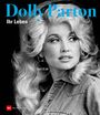 „Dolly Parton, Ihr Leben“ in blauer und weißer Schrift. Schwarz-weißes Porträt von Dolly Parton mit vollem blonden Haar.