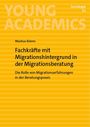 „Fachkräfte mit Migrationshintergrund in der Migrationsberatung“, gelber Hintergrund mit horizontalen Streifen.