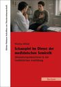 Titel: "Schauspiel im Dienst der medizinischen Semiotik". Zwei Männer, einer in Weiß, einer sitzend im Gespräch.