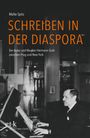 "Schreiben in der Diaspora" in Orange. Ein Mann spielt Klavier in einem stilvollen Raum.