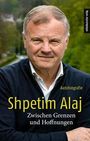 Text: "Autobiografie Shpetim Alaj Zwischen Grenzen und Hoffnungen". Ein Mann lächelt leicht, Hintergrund ist unscharf.