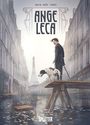 Text: "ANGE LECA". Ein Mann mit Hund steht auf Holzplattform über überfluteter Straße, Eiffelturm im Hintergrund. Illustration.