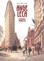 "Ange Leca: Amerikanische Monster" in roter Schrift. Szene mit historischer Stadtstraße, Flatiron-Gebäude, Menschen und Hund.