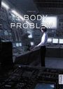 „3 Body Problem Band 8.“ Eine Person steht in einem Raum voller technischer Geräte und Bildschirme.
