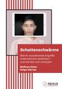 "Schattenschwärme. Wie KI-koordinierte Angriffe Unternehmen bedrohen – und wie Sie sich schützen. Wolfram Alster, Holger Biernat." Ein Tablet verdeckt ein verpixeltes Gesicht, darunter ein roter Textblock und Logo "NEXUS WISSENSCHAFT".