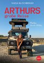 "Arthur's große Reise", "Planlos durch Afrika". Frau lächelnd vor einem Geländewagen, blauer Himmel.